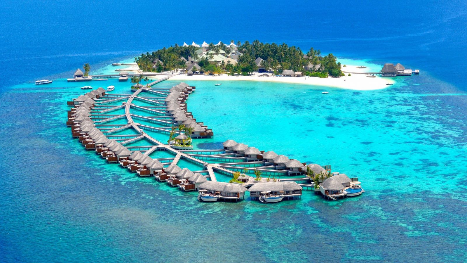Maldives được xem là thiên đường dành cho những người yêu thích lướt sóng và lặn