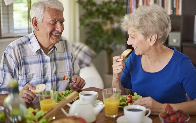 Cách xây dựng chế độ dinh dưỡng giúp cải thiện sức khỏe cho người già